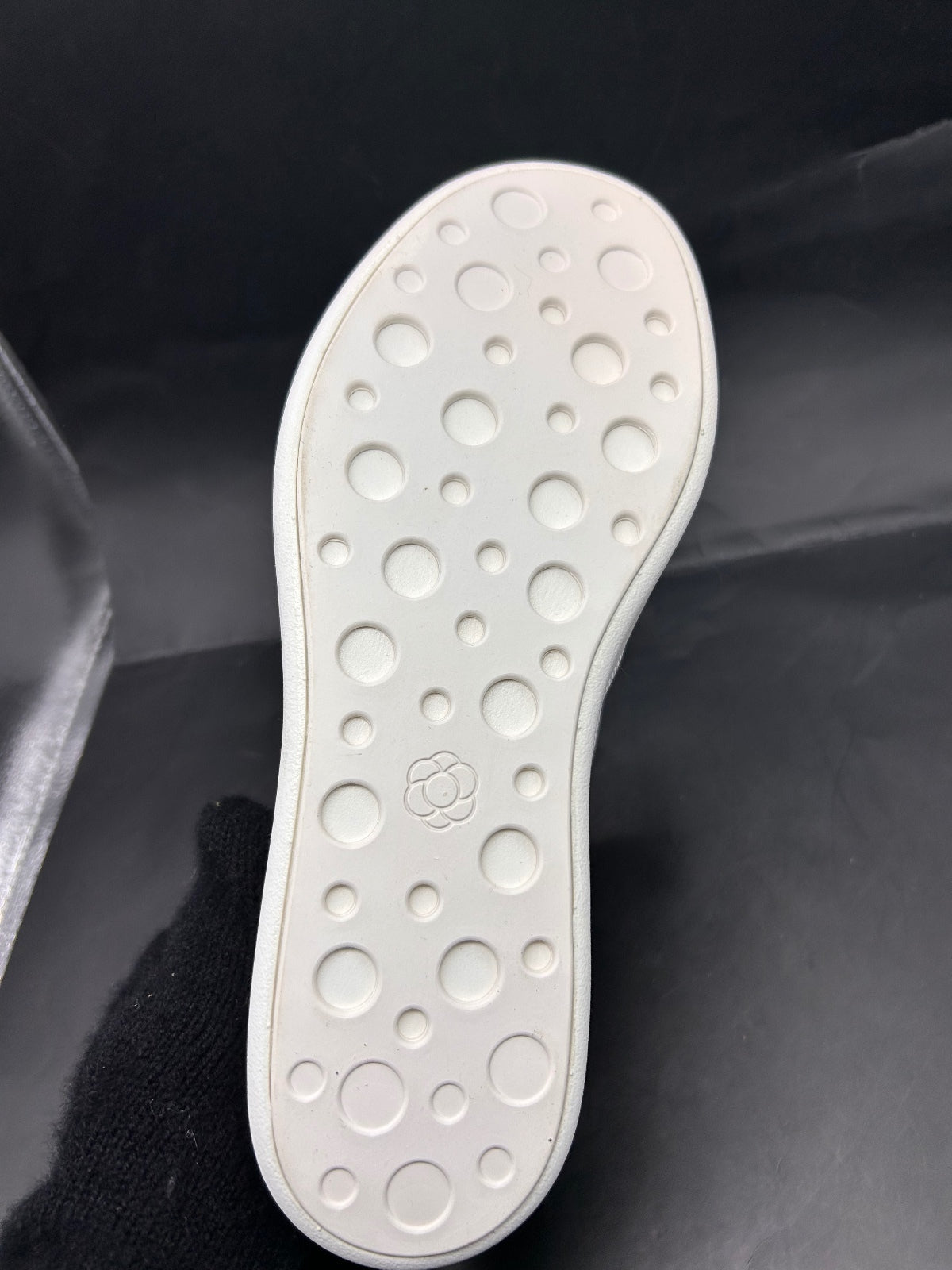 Atoms Model 000 White Knit Everyday Comfort Sneakers – Size L7 (US W5 / M3.5)