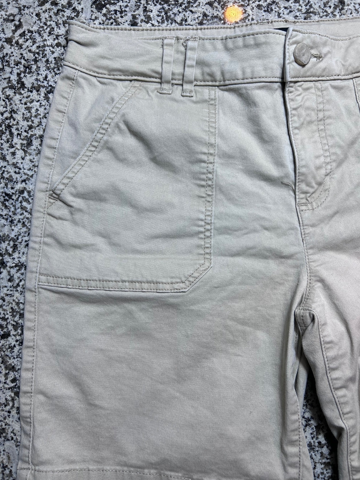 Lee Women's Size 8 Medium Khaki Beige Regular Fit Bermuda Casual Shorts Stretch