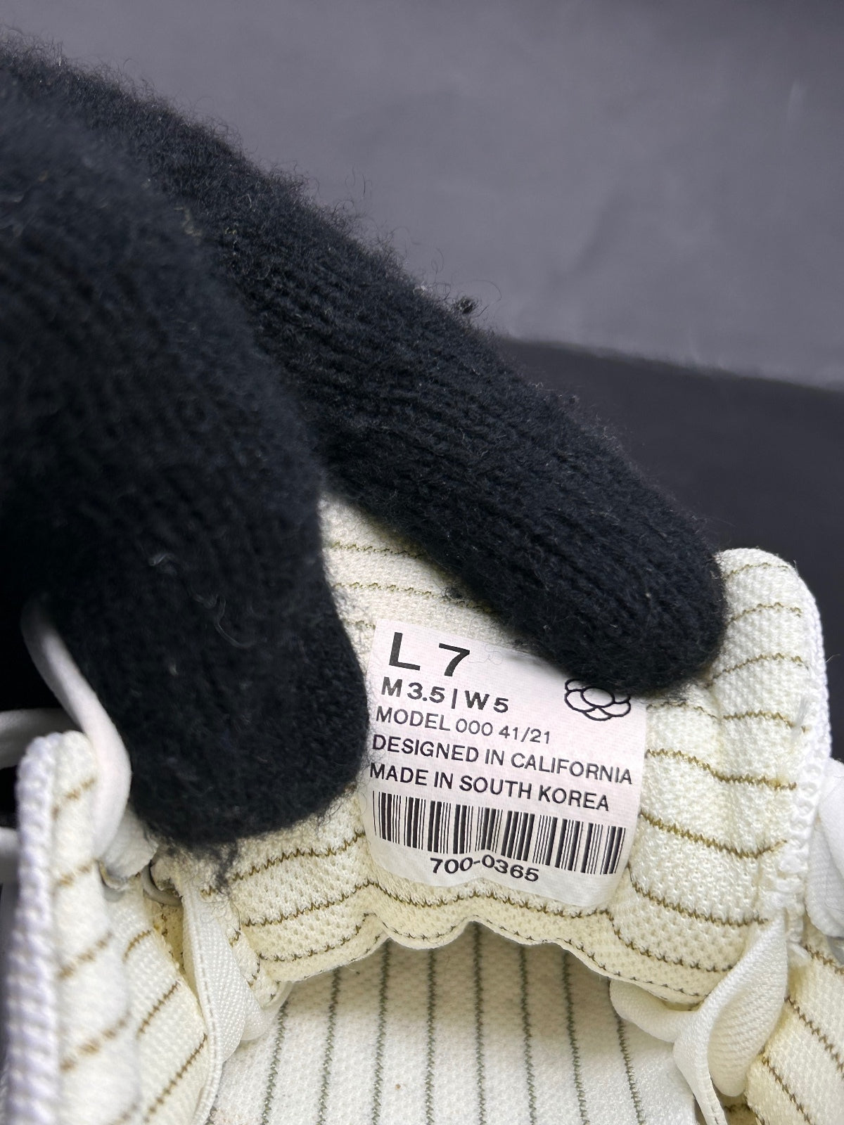 Atoms Model 000 White Knit Everyday Comfort Sneakers – Size L7 (US W5 / M3.5)